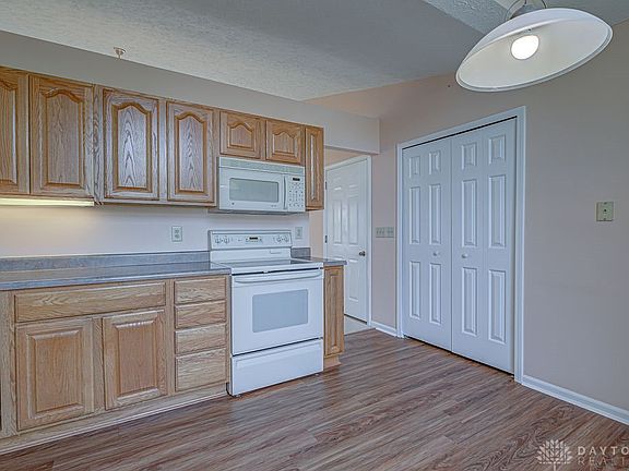 5th image of 2208 Spruce Ln