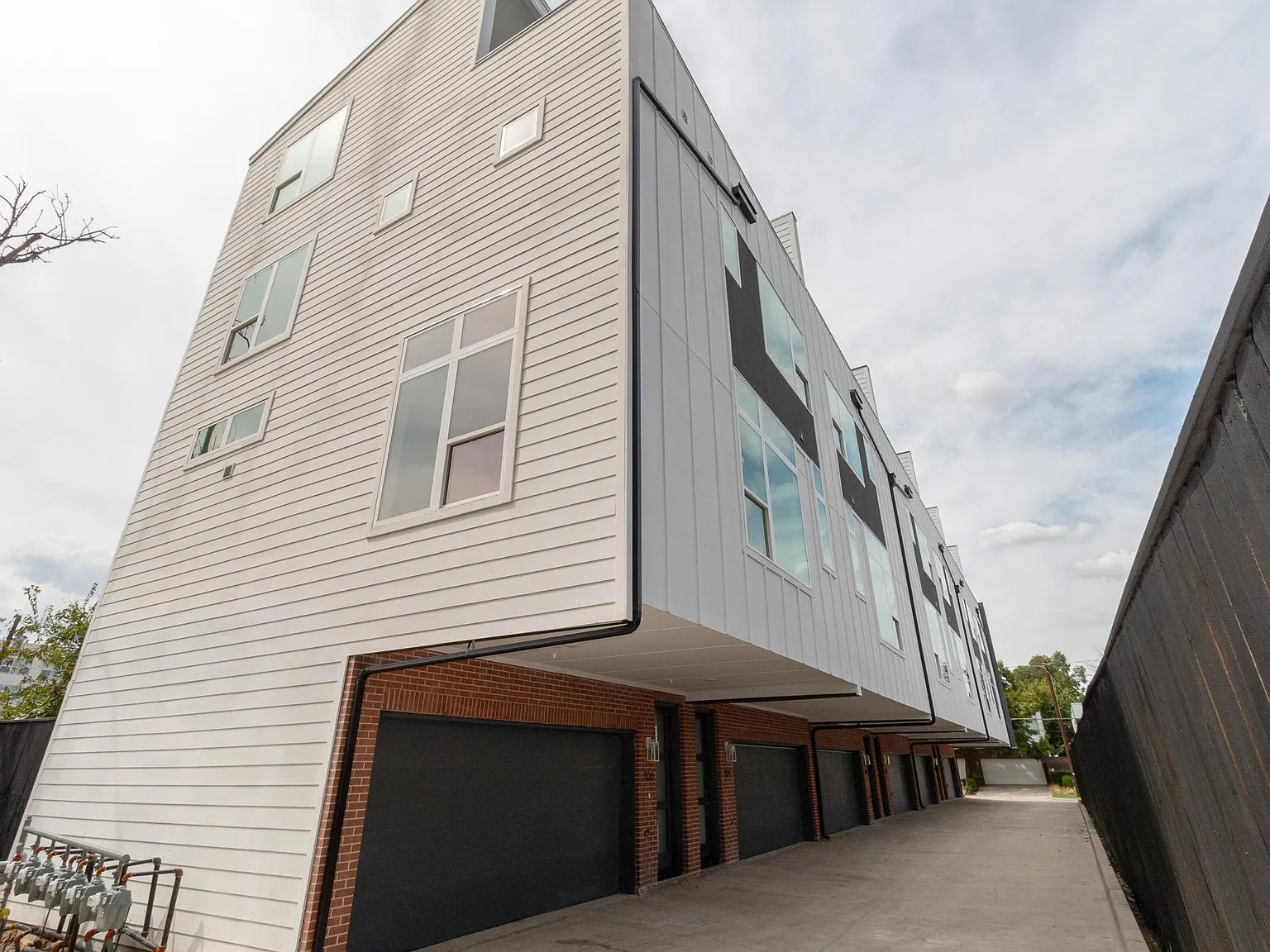 2 bed, 2.5 bath, 1965 sqft, $3,300 — Photo 3