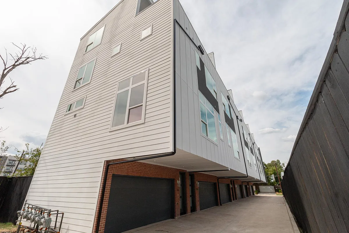 Building Photo - 4210 Roseland Ave