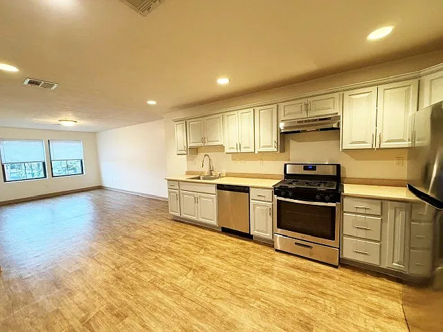 323 Washington St — Photo 3