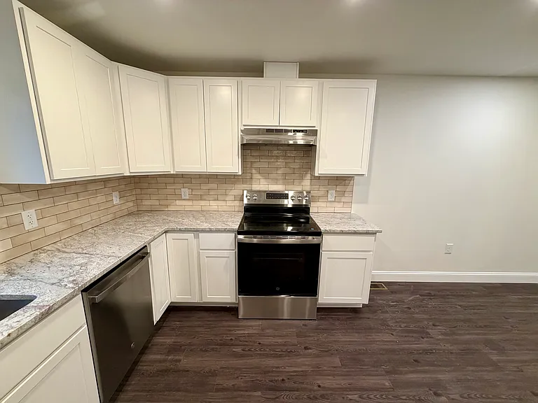 115-117 Oak St #115 — Photo 5