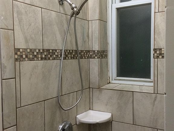 4th image of 1456 N Maplewood Ave APT 1F