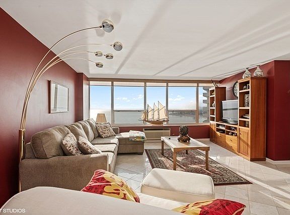 4th image of 940 W Glenlake Ave #12A