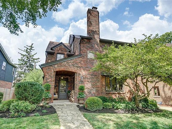 4th image of 211 Beverly Pl