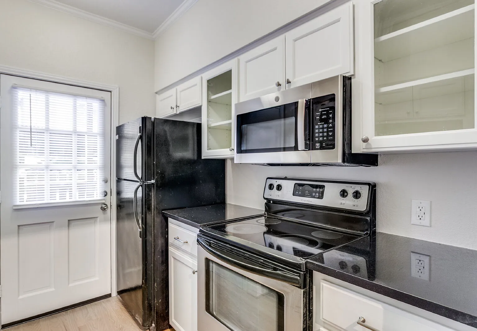 1 bed, 1.0 bath, 744 sqft, $1,595 — Photo 1