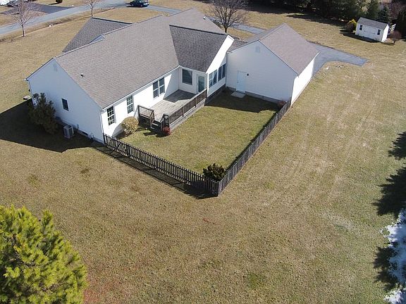 Rear w/ side entrance garage