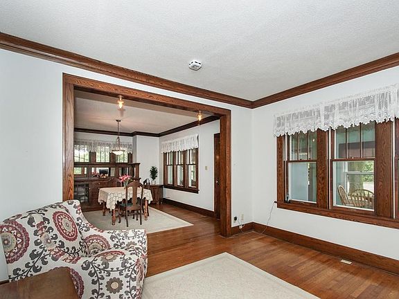 Tall ceilings and open layout is perfect for formal or informal gatherings!