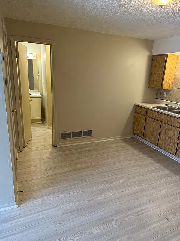 Studio, 1.0 bath, 700 sqft, $525 — Photo 1