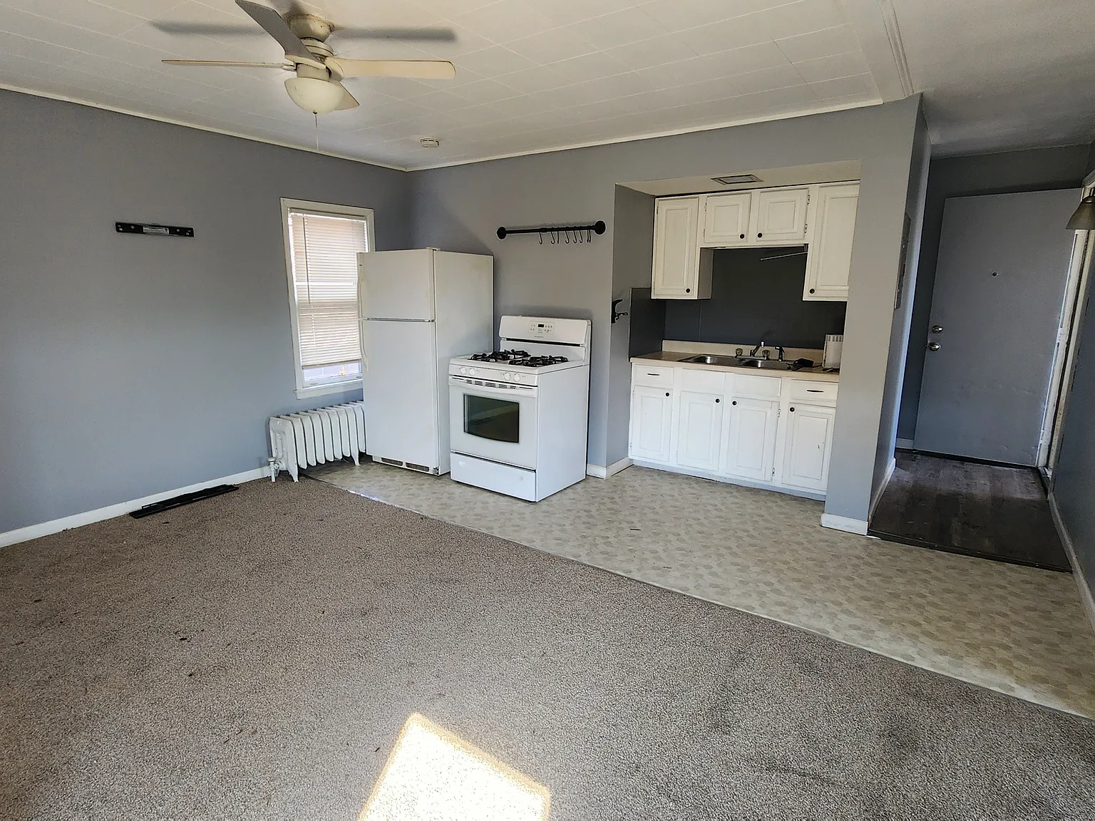 2338 Elmwood - Studio — Photo 2