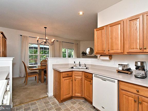 5th image of 947 Shenkle Dr