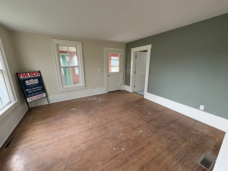 716 State St N — Photo 3