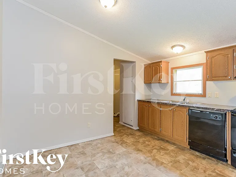 3304 N Spring St — Photo 6