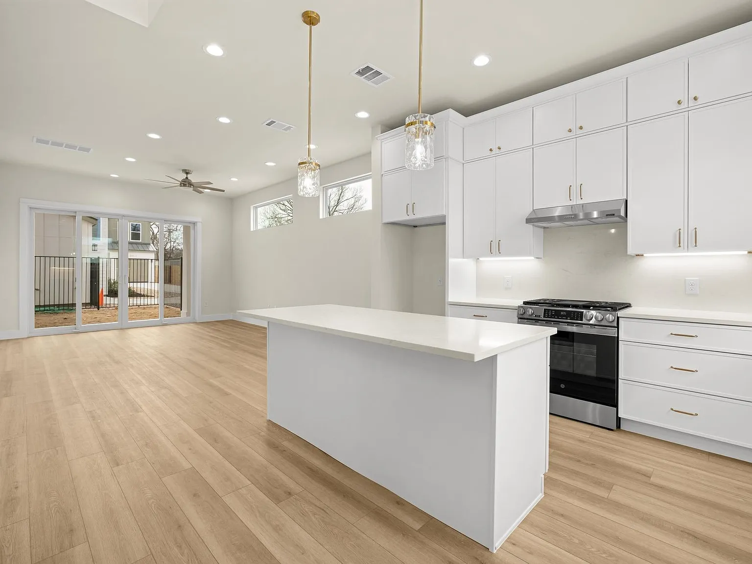4 bed, 3.0 bath, 1785 sqft, $3,399 — Photo 4
