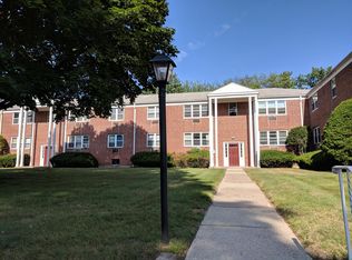 51 Sky View Dr APT 3, West Hartford, CT 06117