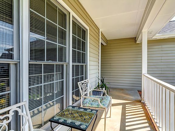 3rd image of 12 Hyde Park Ln