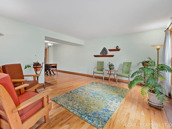 4th image of 572 Aspen Dr