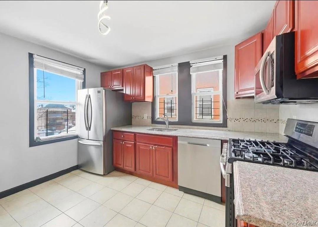3 bed, 1.0 bath, 1800 sqft, $3,200 — Photo 1