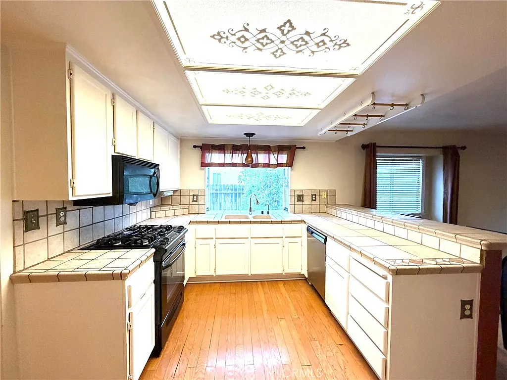 4 bed, 2581 sqft, $2,900 — Photo 2