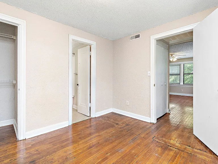4035-4039 Charlotte St — Photo 32