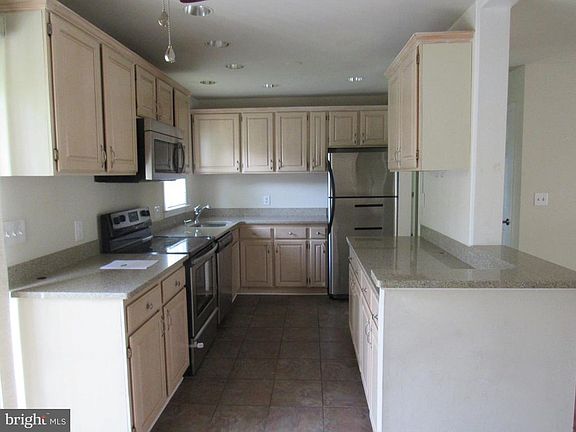 4th image of 10 Moss Dr