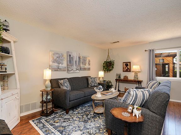 5th image of 9904 Dorothy Pl NE