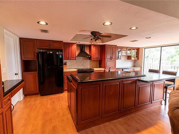 4th image of 724 N Highland Ave