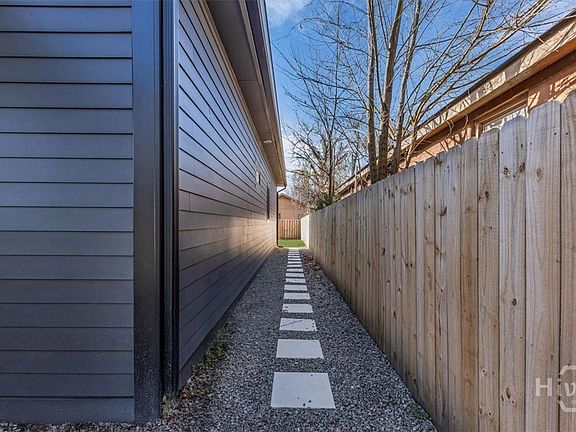 2nd image of 801 W 50th Street