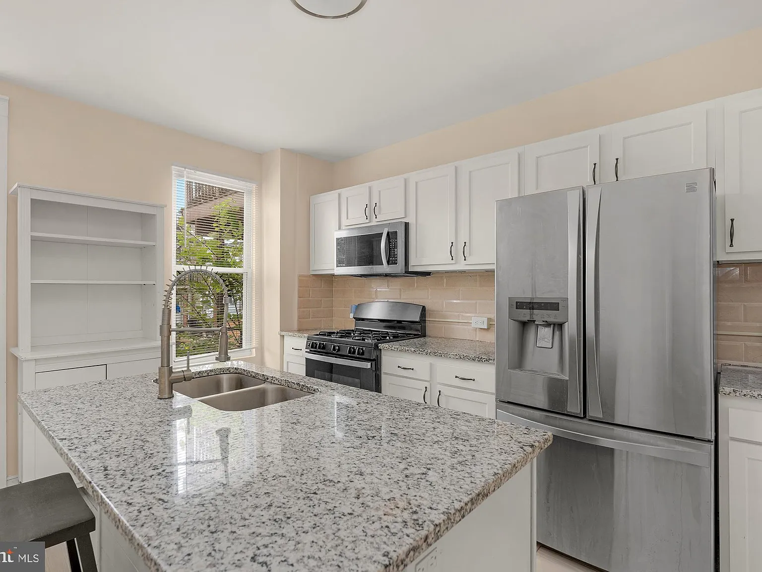 2 bed, 1.0 bath, 960 sqft, $1,700 — Photo 1