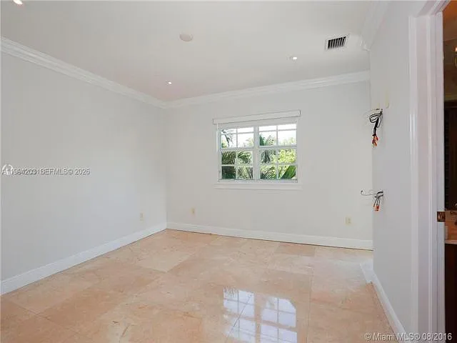 592 Fernwood Rd — Photo 5
