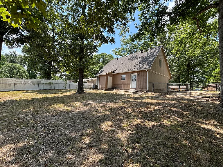 28 Woodbriar Dr — Photo 2