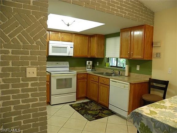 3rd image of 1218 SE 3rd Ave