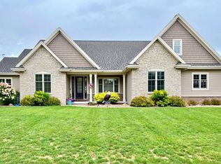 1184 Ava Ct, Neenah, WI 54956