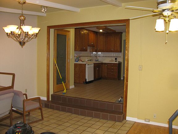 Family Rm to Kitchen