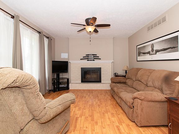 3rd image of 119 S Bayberry Ct