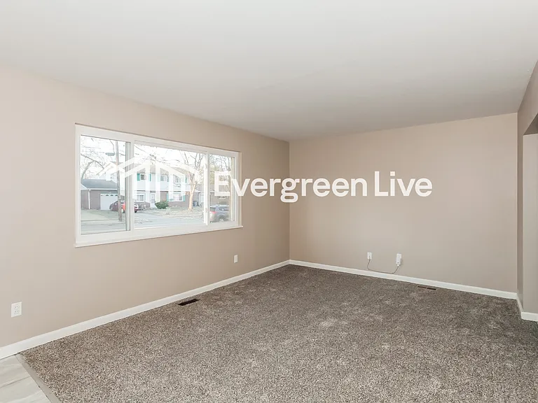 725 Decatur Ct — Photo 4