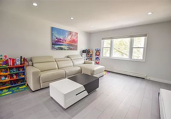 5th image of 375 Bay 8 St #2B