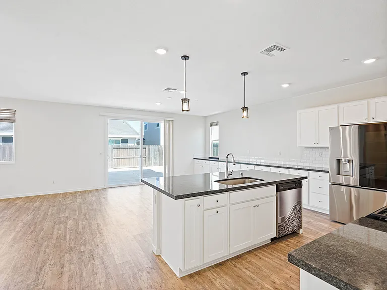 467 Yarrow Dr — Photo 7