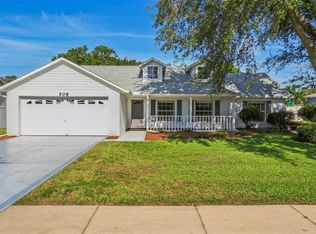 508 Woodview Dr, Tavares, FL 32778