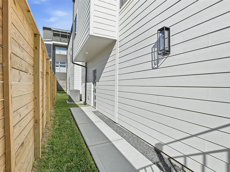 712 Delano St #A — Photo 29