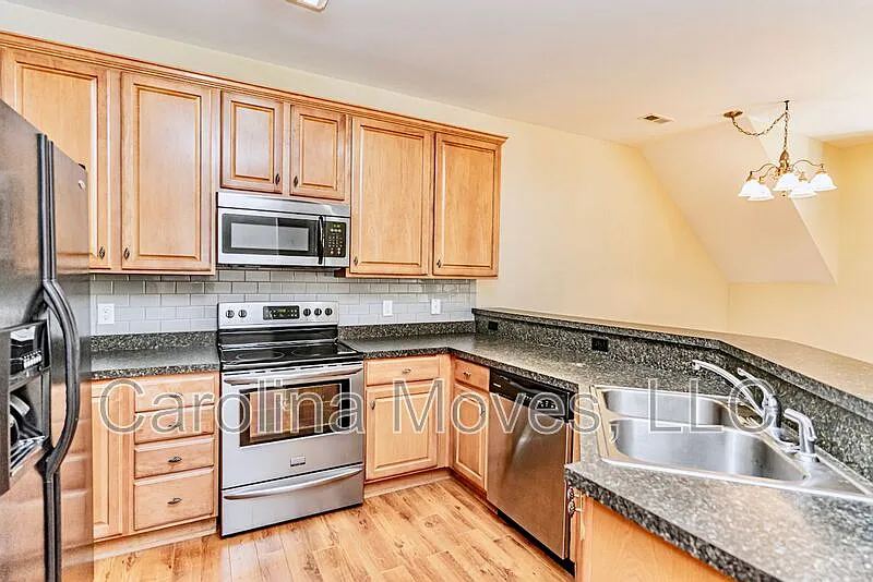 3 bed, 2.5 bath, 1550 sqft, $1,625 — Photo 3
