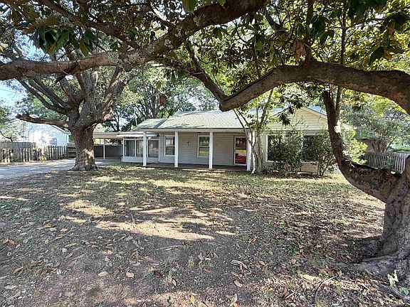 3rd image of 823 Emmons St