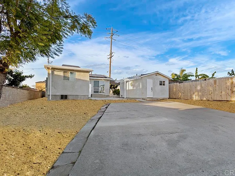 1114 E Division St — Photo 15