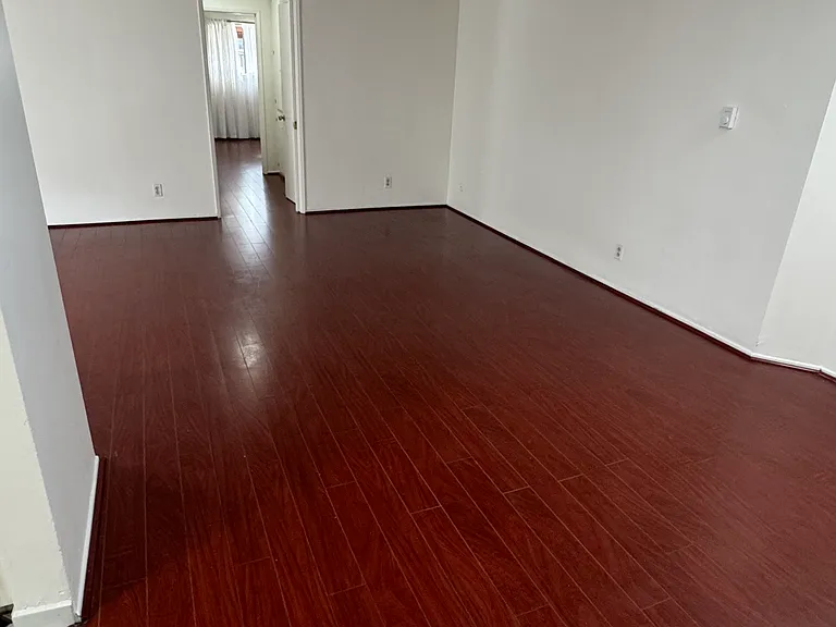 N Gale Dr — Photo 3