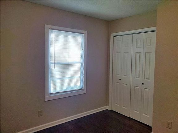 4th image of 305 E Golden Ln