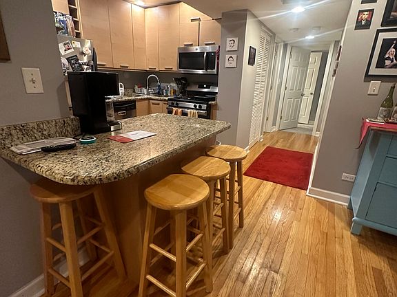 4th image of 6961 N Greenview Ave #209