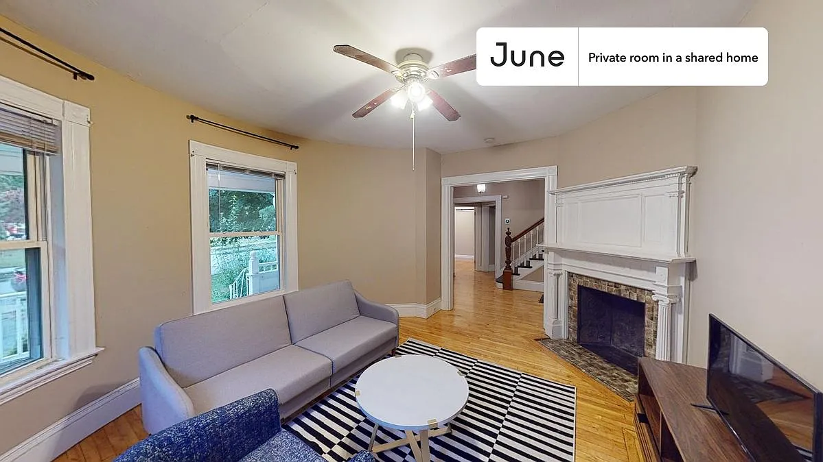 Full bedroom in 6 bed/2 bath home in Brighton #1301 E — Photo 3