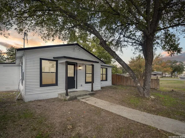 2204 Avenue N, Hondo, TX 78861