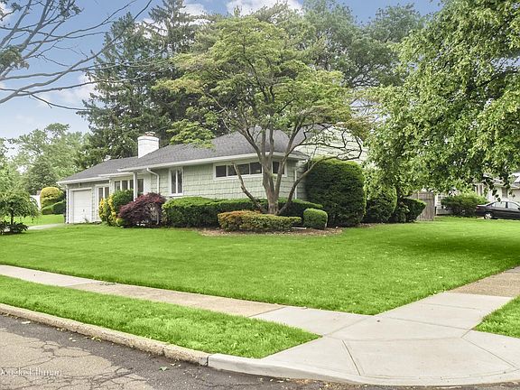 3rd image of 586 Hickory St