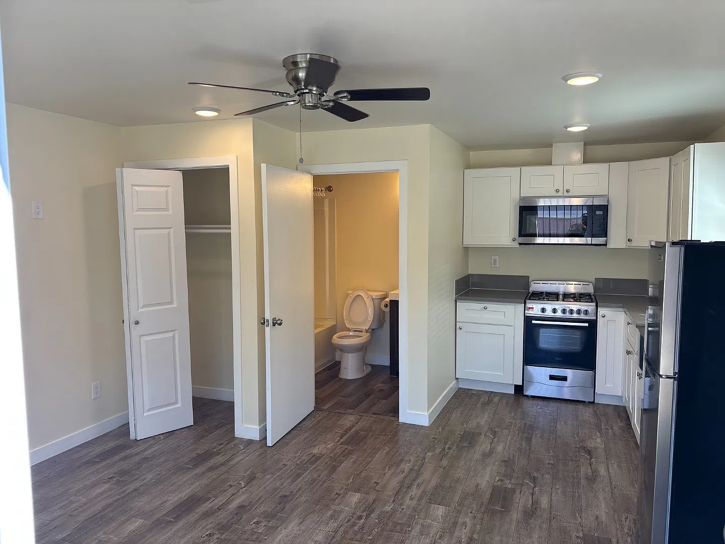 1 bed, 1.0 bath, 300 sqft, $1,400 — Photo 2