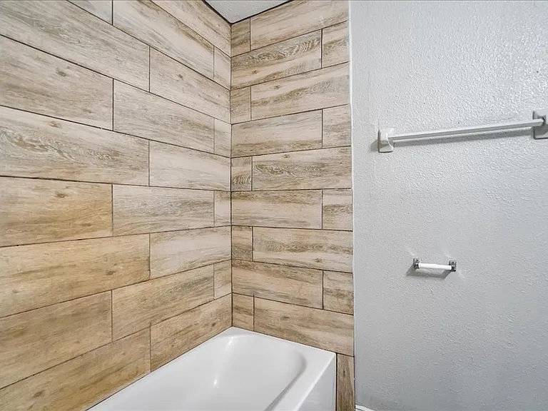 Lavender Apartments — Photo 5